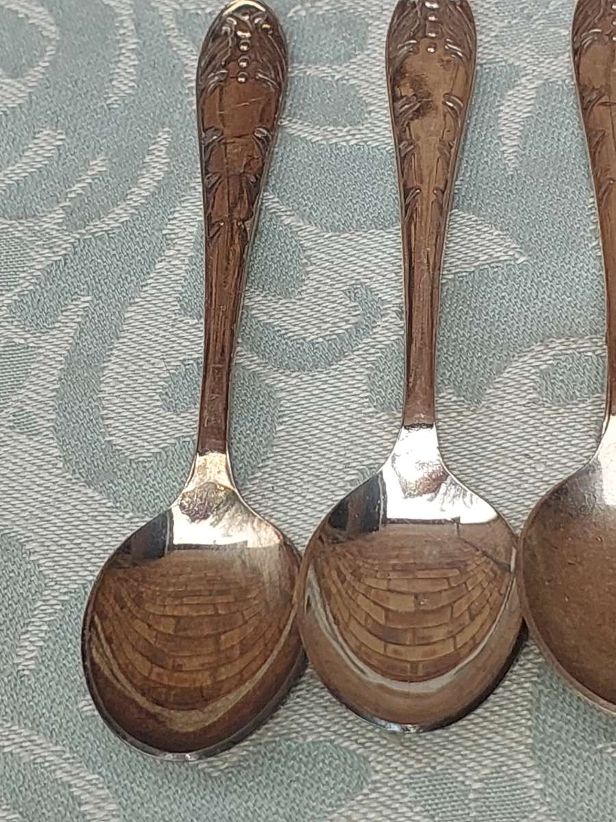 A VINTAGE SET OIF 6 EMESS PLATE EPNS TEASPOONS SOLD AS IS
