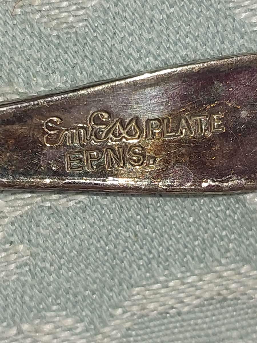 A VINTAGE SET OIF 6 EMESS PLATE EPNS TEASPOONS SOLD AS IS