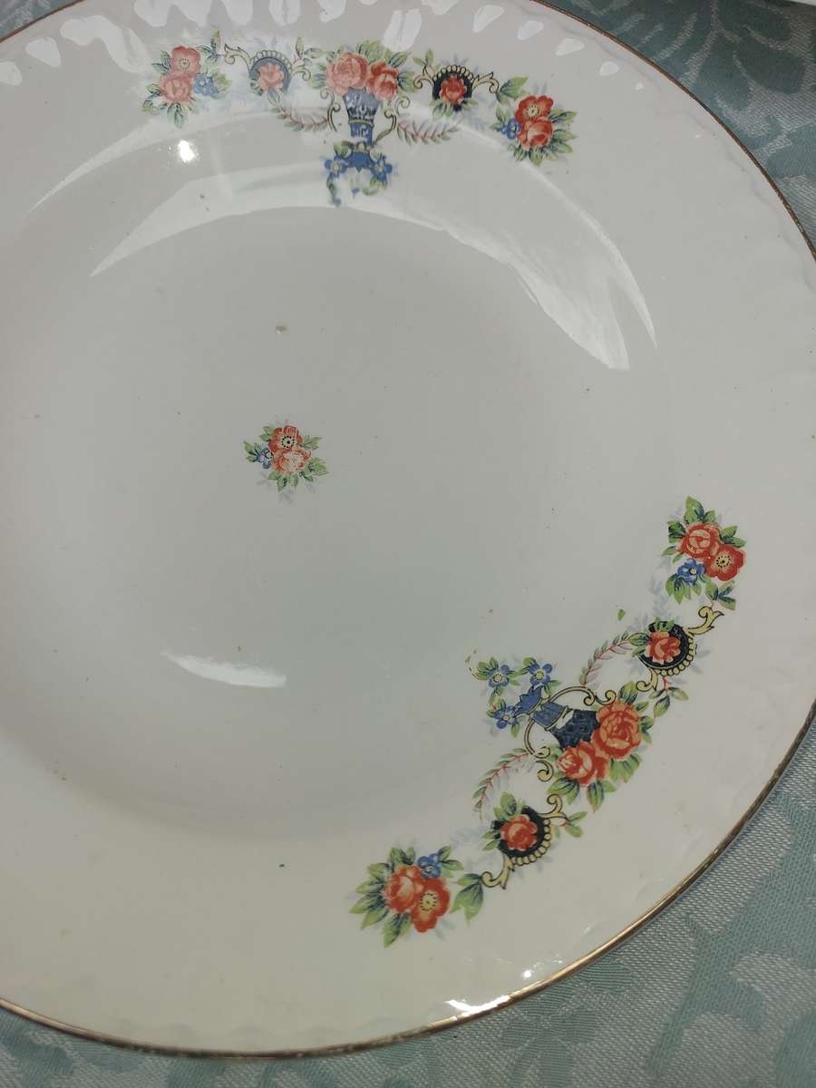 A VINTAGE SET OF 3 PORCELAIN DINNER PLATES WITH A FLORAL DESIGN AND SILVER TRIM
