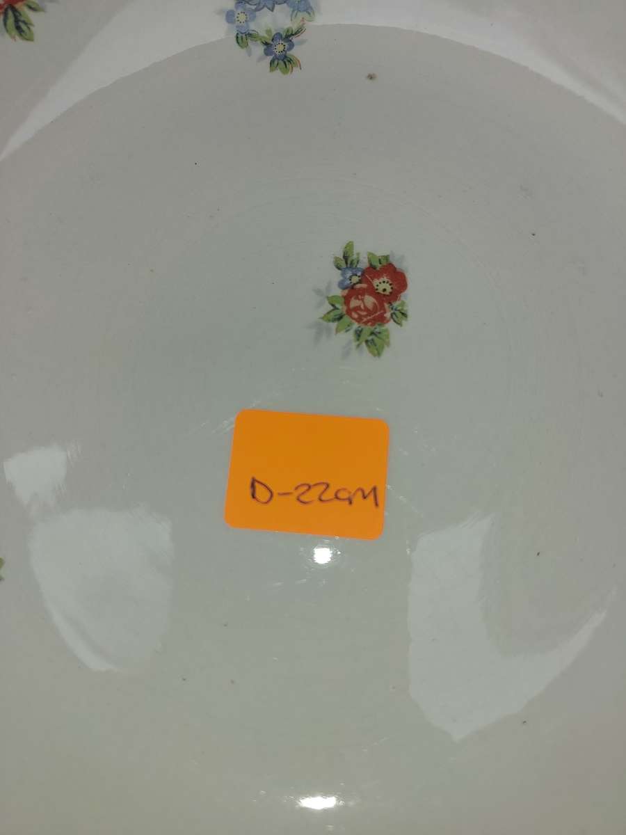 A VINTAGE SET OF 3 PORCELAIN DINNER PLATES WITH A FLORAL DESIGN AND SILVER TRIM