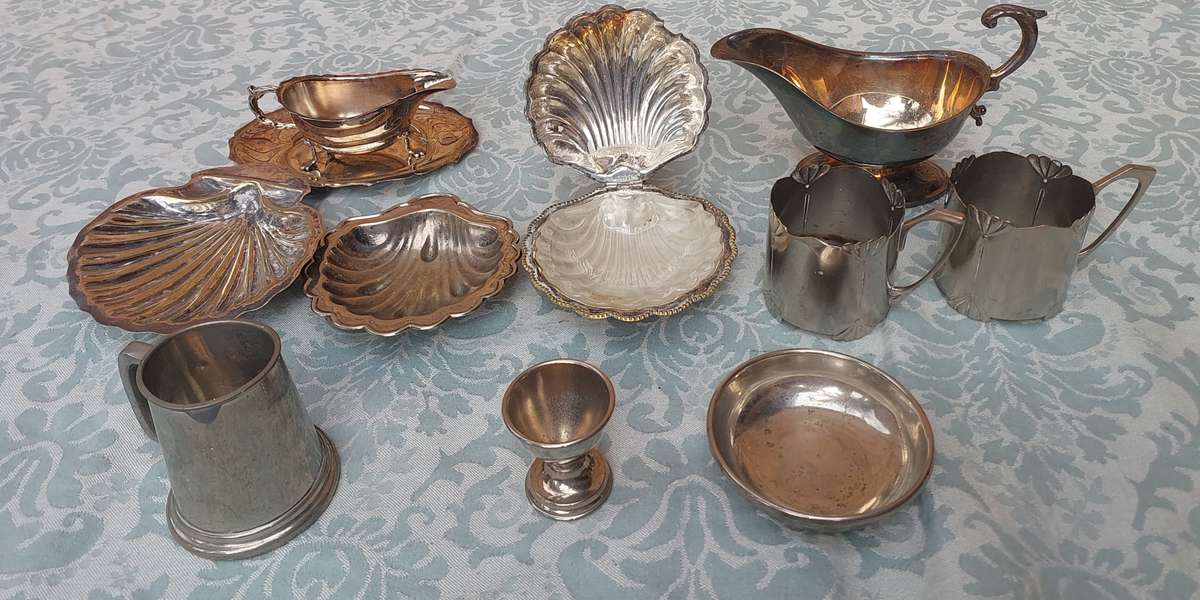 A VINTAGE JOBLOT KITCHENALIA UTENSILS SOLD AS IS