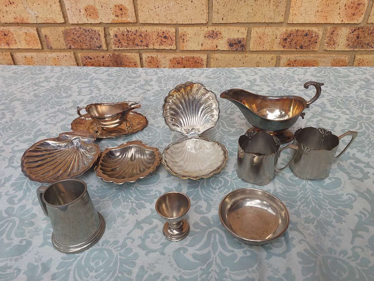 A VINTAGE JOBLOT KITCHENALIA UTENSILS SOLD AS IS