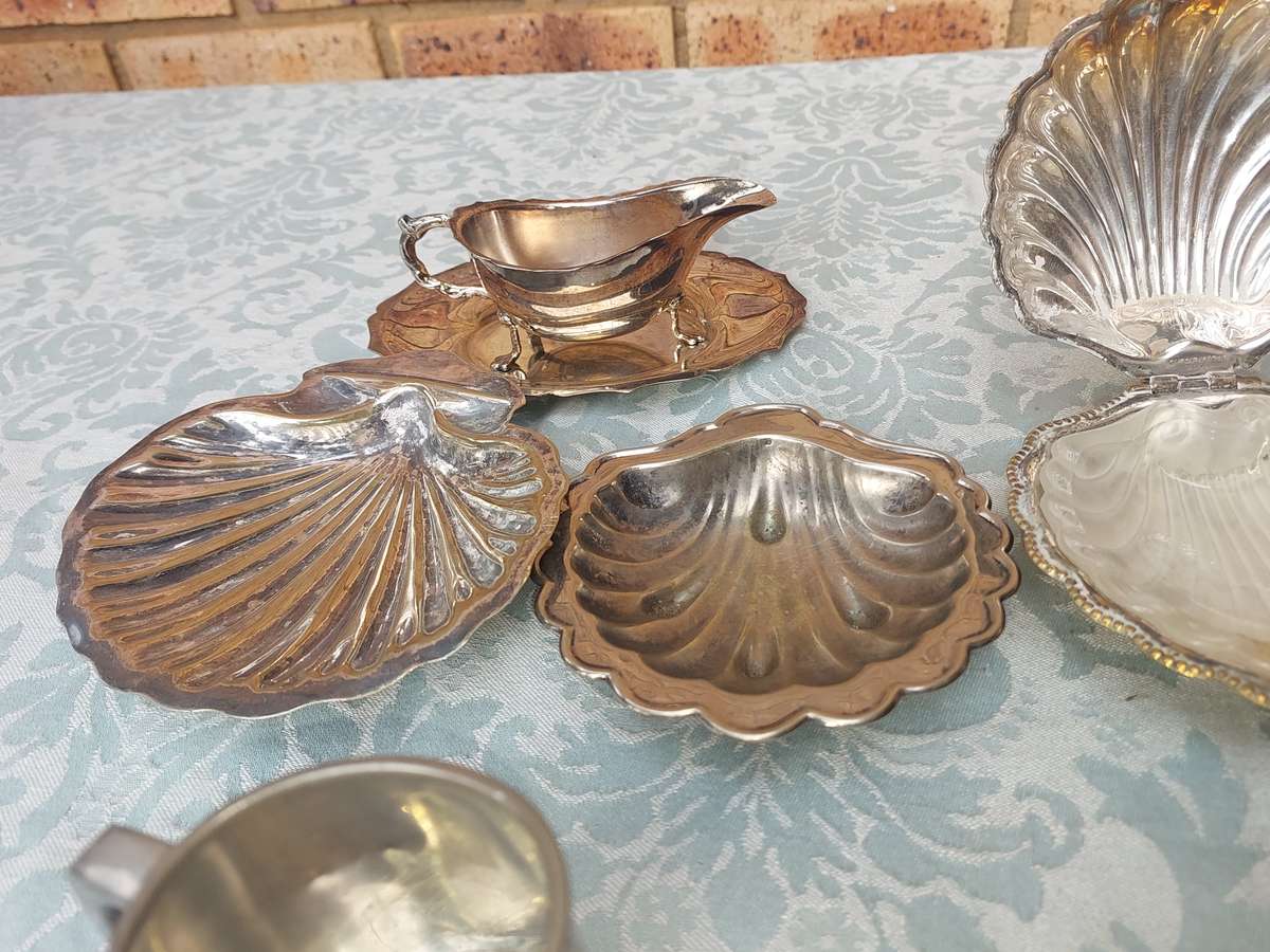 A VINTAGE JOBLOT KITCHENALIA UTENSILS SOLD AS IS