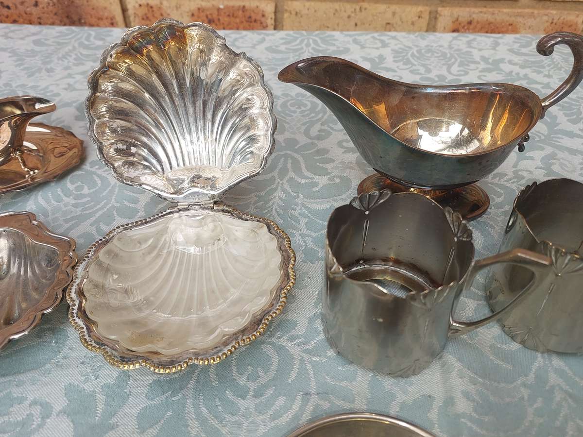 A VINTAGE JOBLOT KITCHENALIA UTENSILS SOLD AS IS