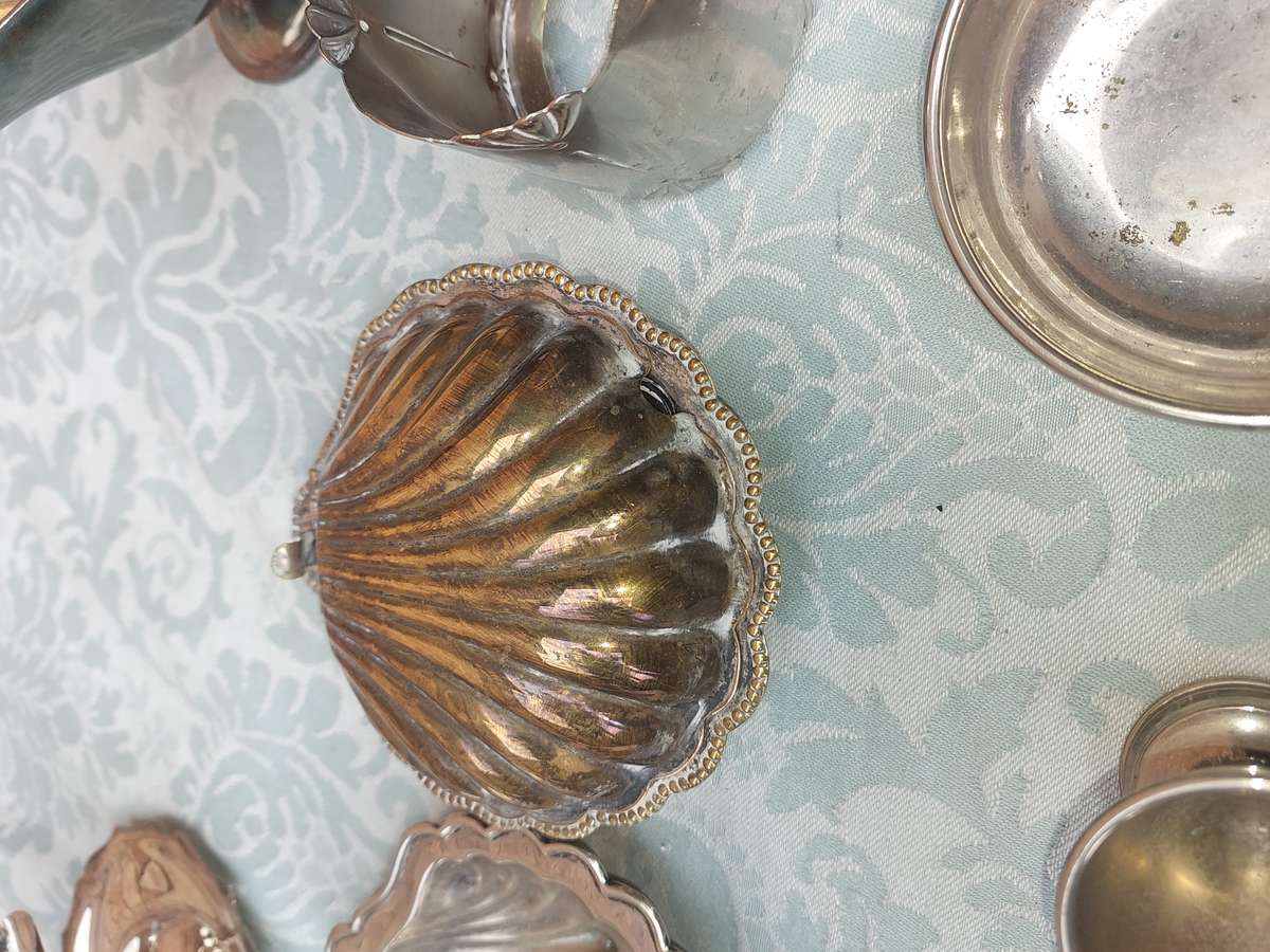 A VINTAGE JOBLOT KITCHENALIA UTENSILS SOLD AS IS