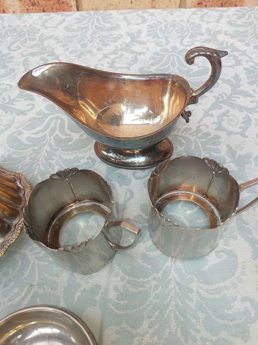 A VINTAGE JOBLOT KITCHENALIA UTENSILS SOLD AS IS