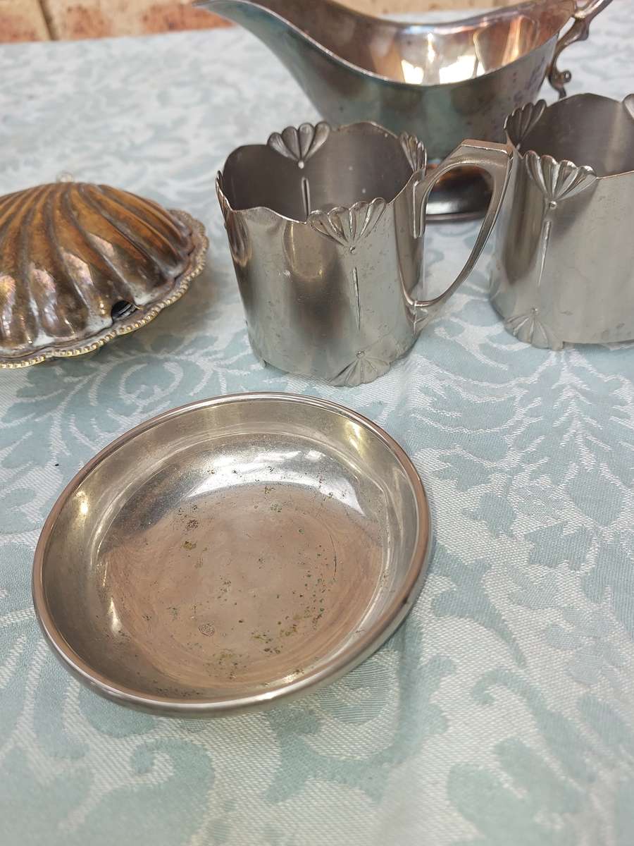 A VINTAGE JOBLOT KITCHENALIA UTENSILS SOLD AS IS