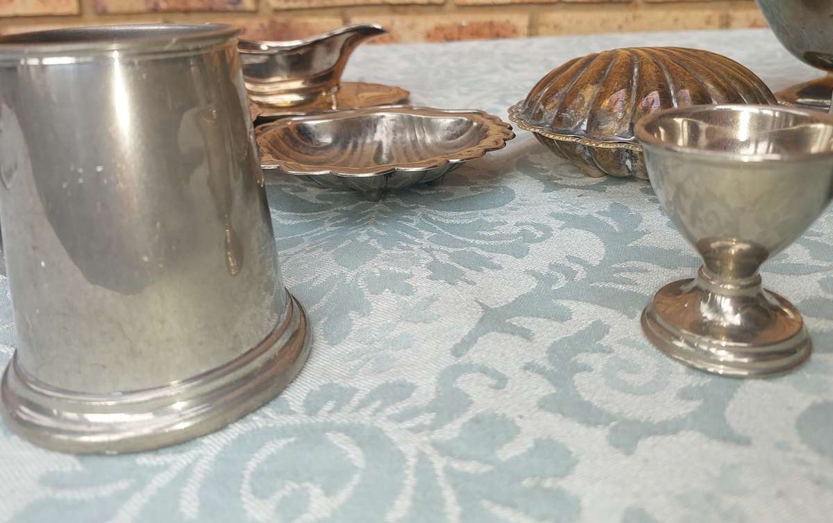 A VINTAGE JOBLOT KITCHENALIA UTENSILS SOLD AS IS