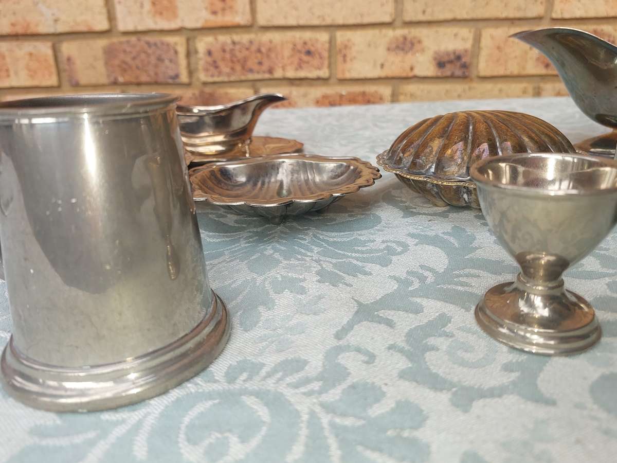 A VINTAGE JOBLOT KITCHENALIA UTENSILS SOLD AS IS