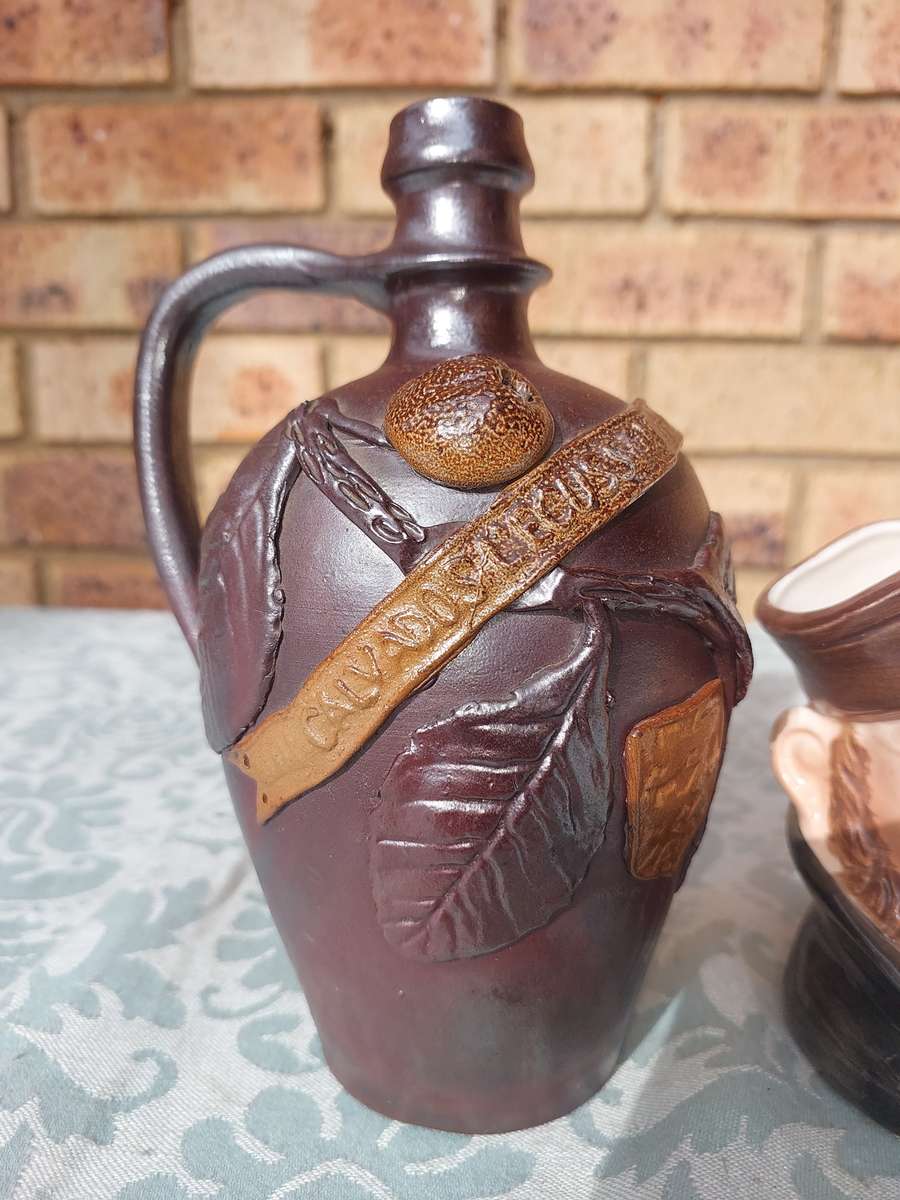 A COLLECTION OF VINTAGE TOBY MUG AND A WHISKY JAR SOLD AS IS