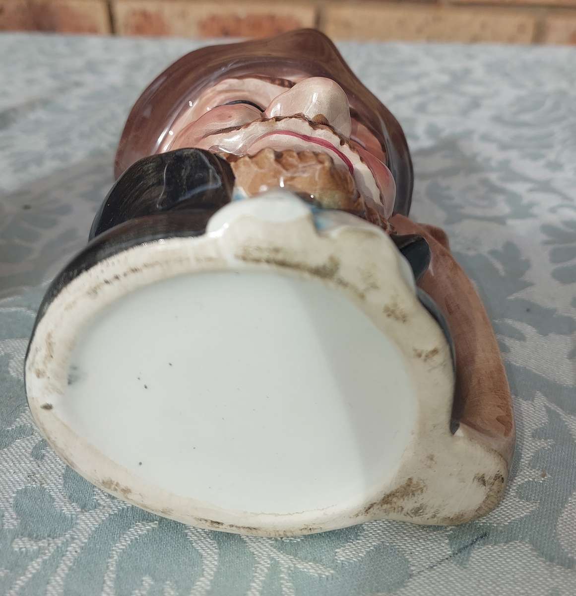 A COLLECTION OF VINTAGE TOBY MUG AND A WHISKY JAR SOLD AS IS