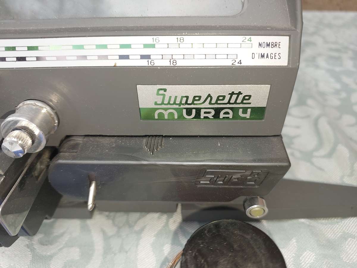 A VINTAGE 8MM PROJECTOR SUPERAY SURRETTE  MADE IN FRANCE SOLD AS IS NOT TESTED