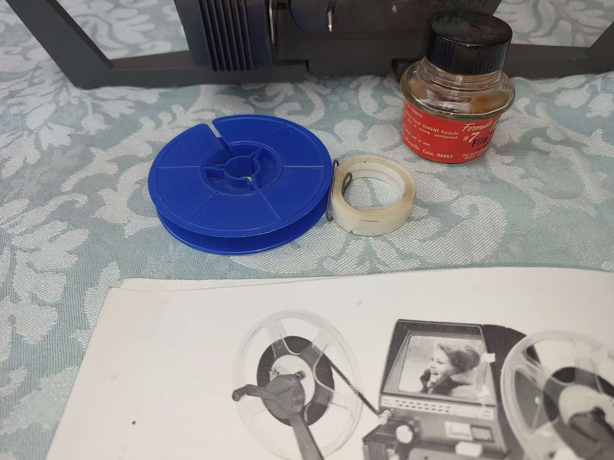 A VINTAGE 8MM PROJECTOR SUPERAY SURRETTE  MADE IN FRANCE SOLD AS IS NOT TESTED