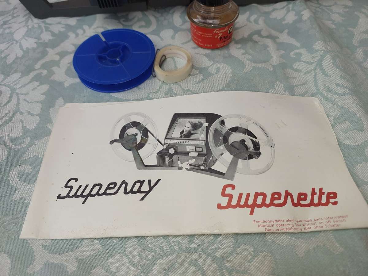 A VINTAGE 8MM PROJECTOR SUPERAY SURRETTE  MADE IN FRANCE SOLD AS IS NOT TESTED