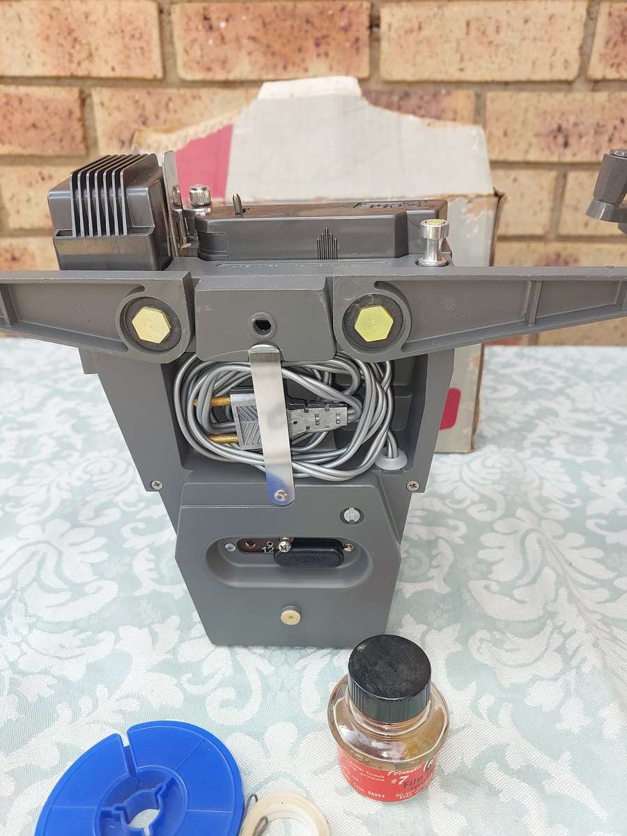 A VINTAGE 8MM PROJECTOR SUPERAY SURRETTE  MADE IN FRANCE SOLD AS IS NOT TESTED
