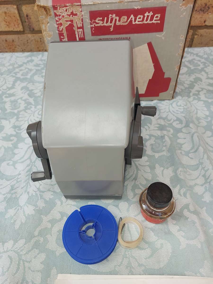 A VINTAGE 8MM PROJECTOR SUPERAY SURRETTE  MADE IN FRANCE SOLD AS IS NOT TESTED