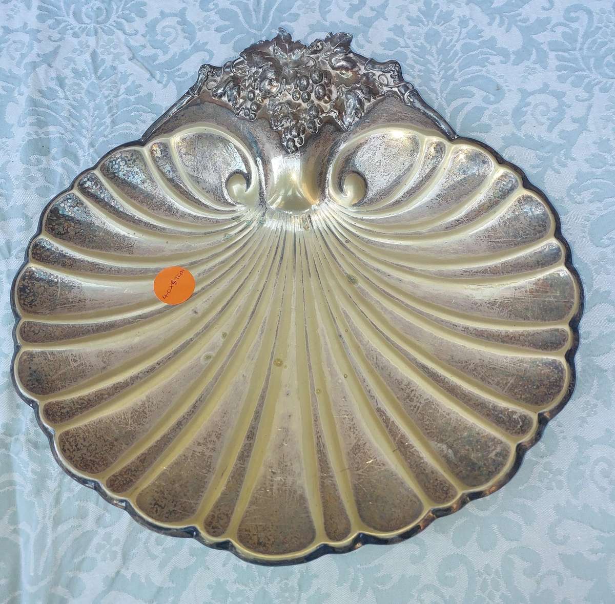 A VINTAGE SILVER PLATED SCALLOP SHELL SERVING PLATTER WITH LEGS SOLD AS IS
