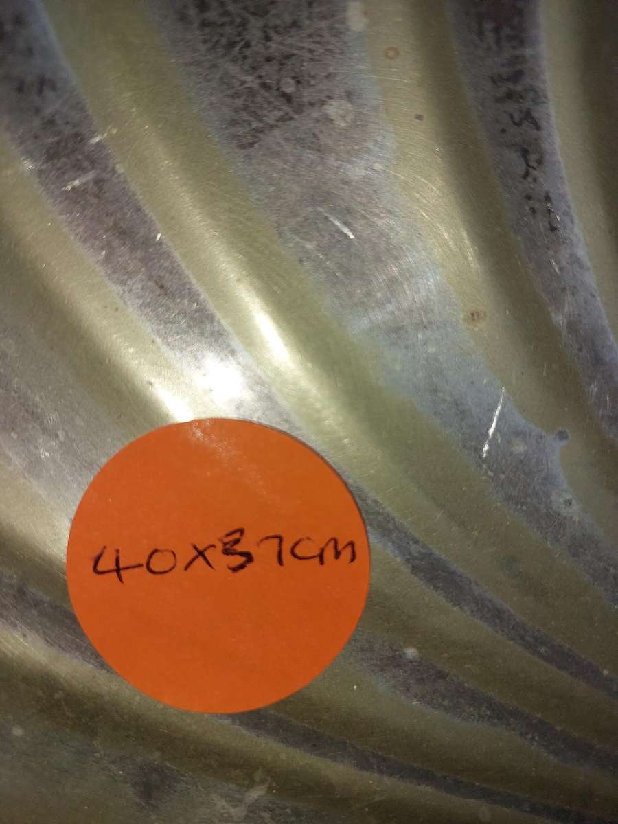 A VINTAGE SILVER PLATED SCALLOP SHELL SERVING PLATTER WITH LEGS SOLD AS IS