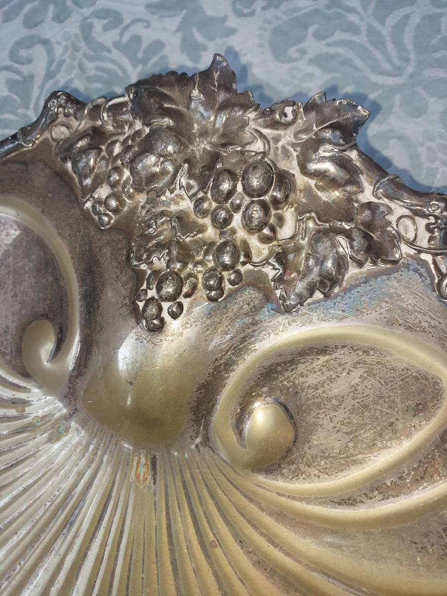 A VINTAGE SILVER PLATED SCALLOP SHELL SERVING PLATTER WITH LEGS SOLD AS IS