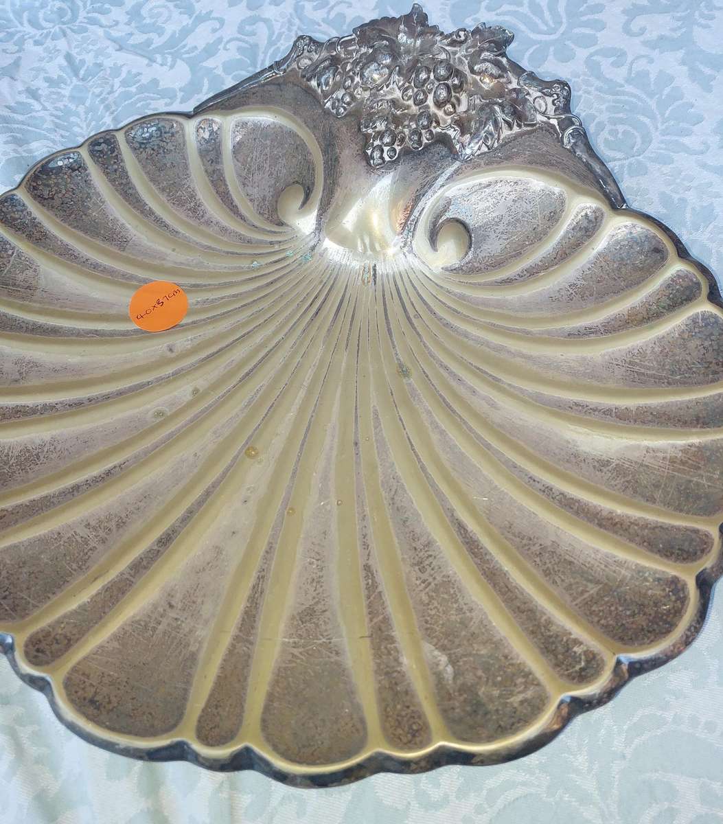 A VINTAGE SILVER PLATED SCALLOP SHELL SERVING PLATTER WITH LEGS SOLD AS IS