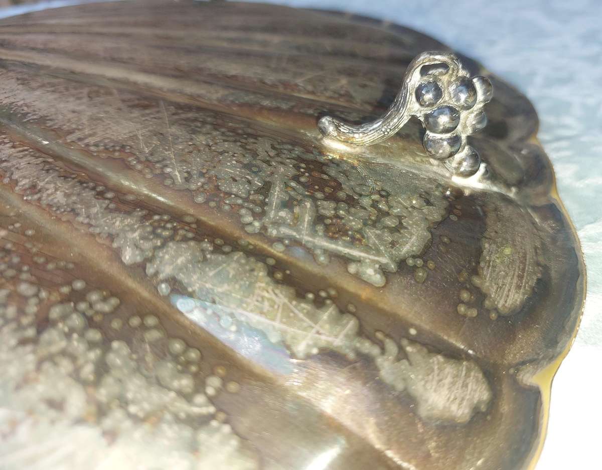 A VINTAGE SILVER PLATED SCALLOP SHELL SERVING PLATTER WITH LEGS SOLD AS IS