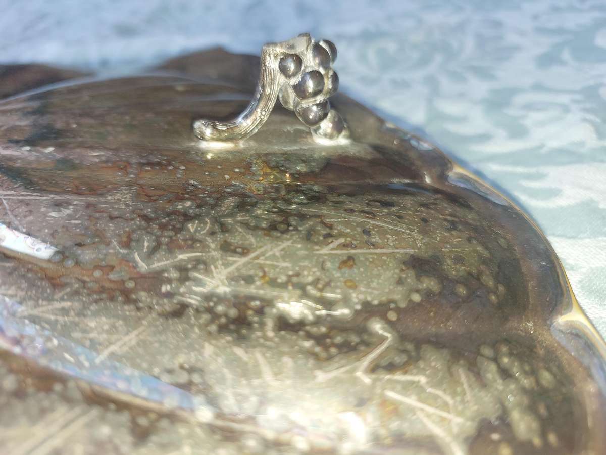 A VINTAGE SILVER PLATED SCALLOP SHELL SERVING PLATTER WITH LEGS SOLD AS IS