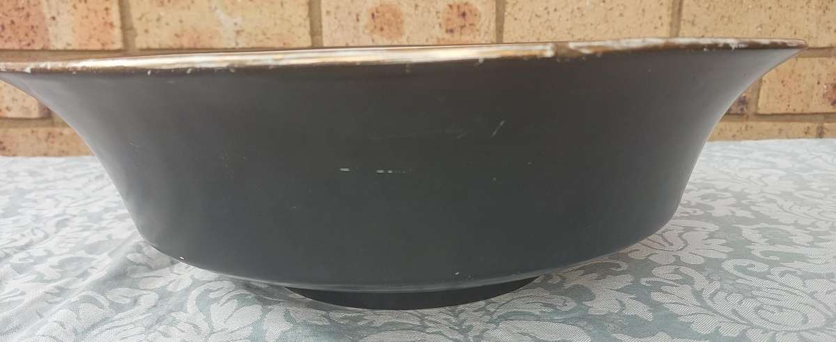 A VINTAGE SERVING BOWL PORCELAIN BY H&K TUNSTALL MADE IN ENGLAND PINK ROSES SOLD AS IS