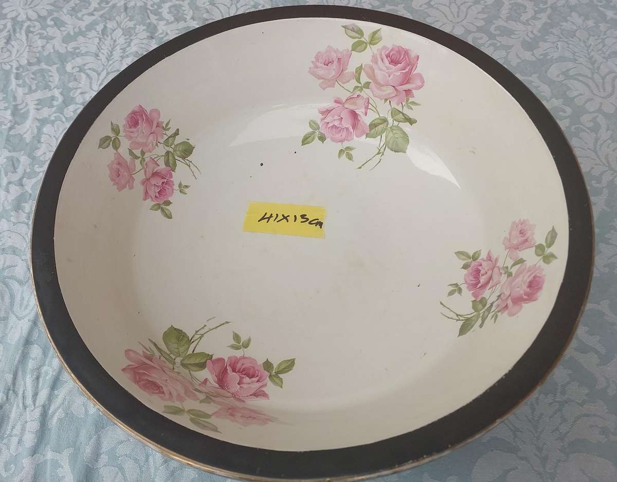 A VINTAGE SERVING BOWL PORCELAIN BY H&K TUNSTALL MADE IN ENGLAND PINK ROSES SOLD AS IS