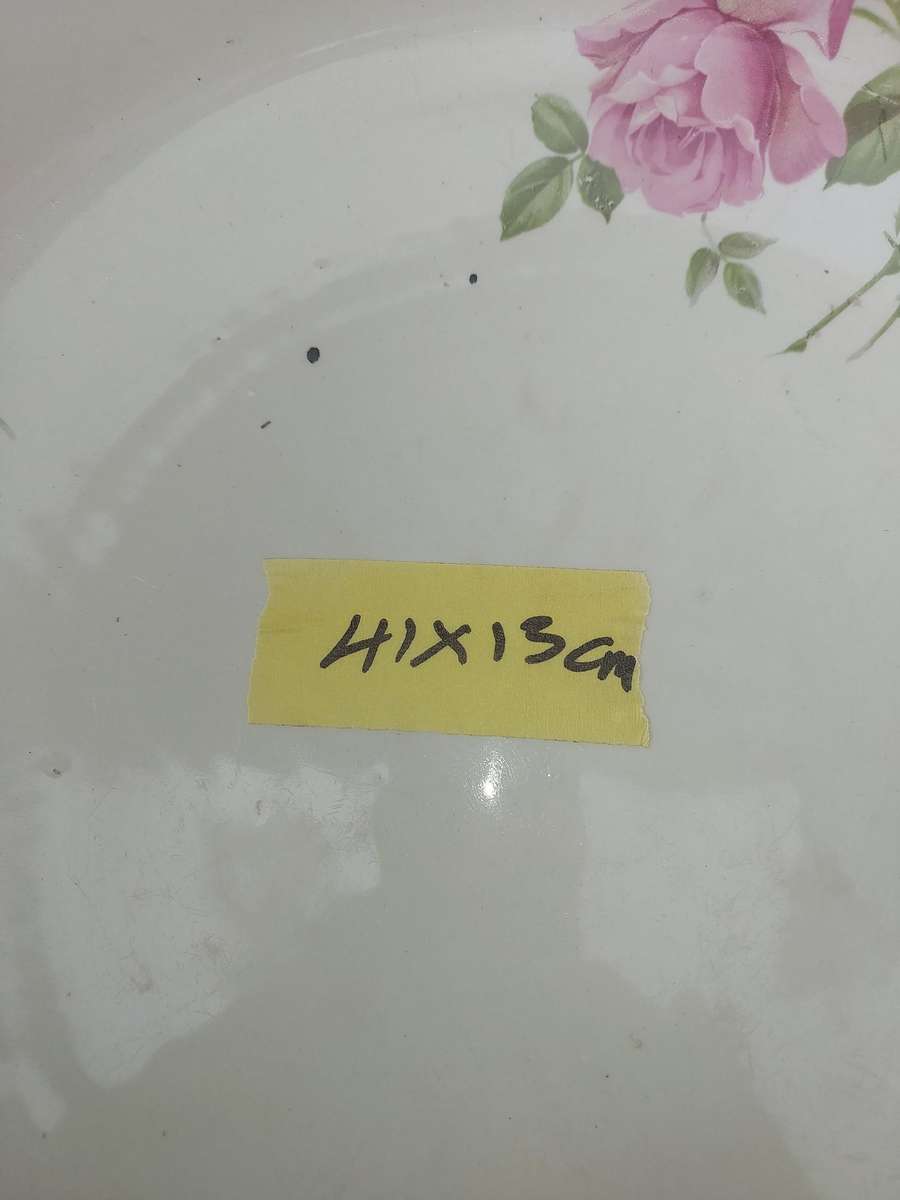 A VINTAGE SERVING BOWL PORCELAIN BY H&K TUNSTALL MADE IN ENGLAND PINK ROSES SOLD AS IS