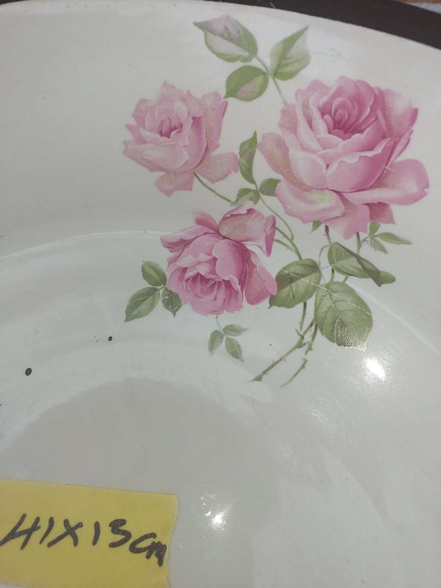 A VINTAGE SERVING BOWL PORCELAIN BY H&K TUNSTALL MADE IN ENGLAND PINK ROSES SOLD AS IS