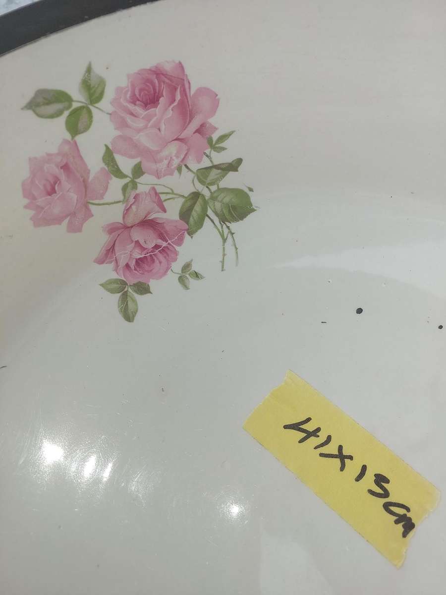 A VINTAGE SERVING BOWL PORCELAIN BY H&K TUNSTALL MADE IN ENGLAND PINK ROSES SOLD AS IS