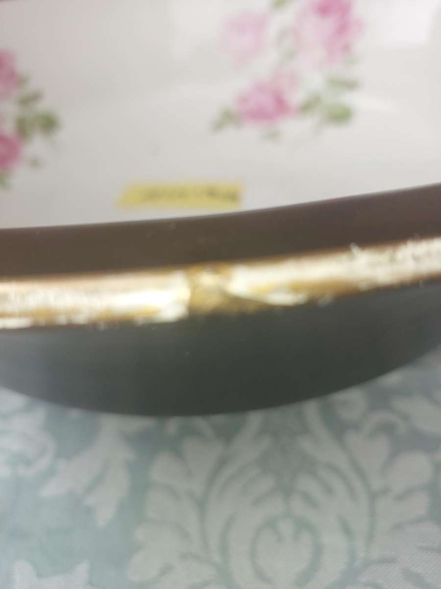 A VINTAGE SERVING BOWL PORCELAIN BY H&K TUNSTALL MADE IN ENGLAND PINK ROSES SOLD AS IS