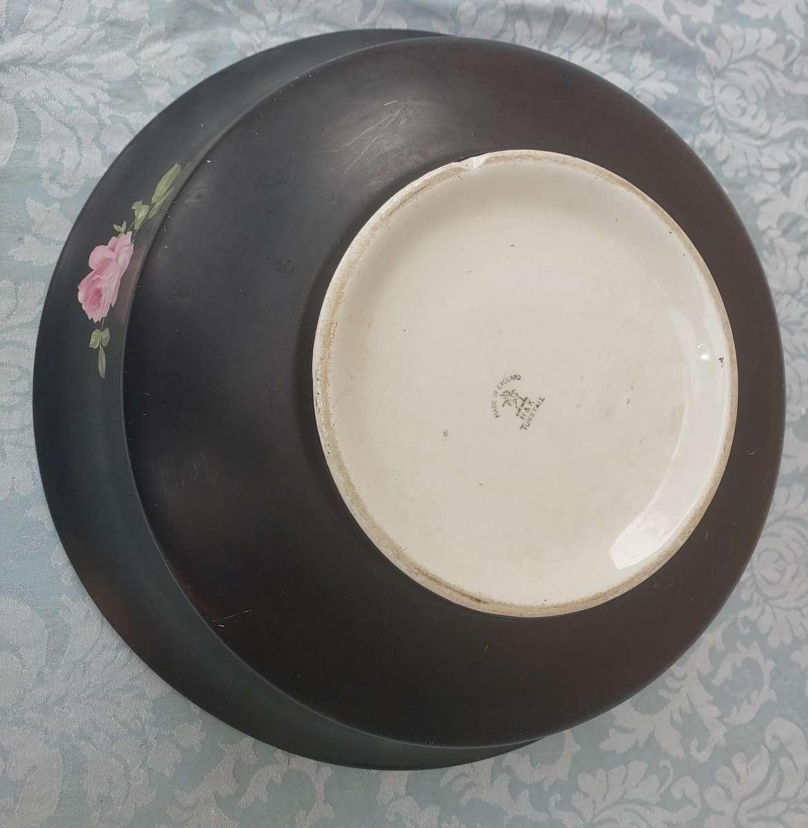 A VINTAGE SERVING BOWL PORCELAIN BY H&K TUNSTALL MADE IN ENGLAND PINK ROSES SOLD AS IS