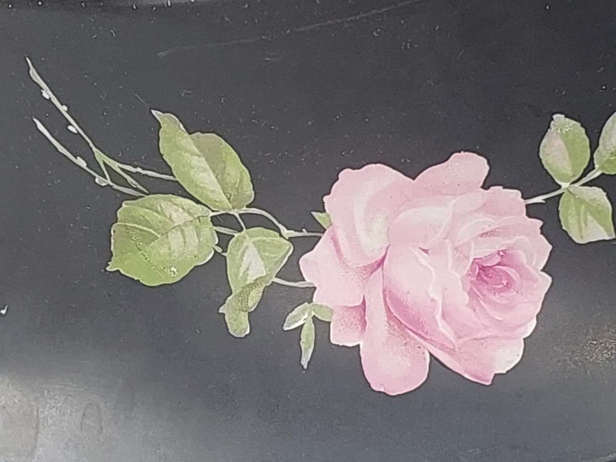 A VINTAGE SERVING BOWL PORCELAIN BY H&K TUNSTALL MADE IN ENGLAND PINK ROSES SOLD AS IS