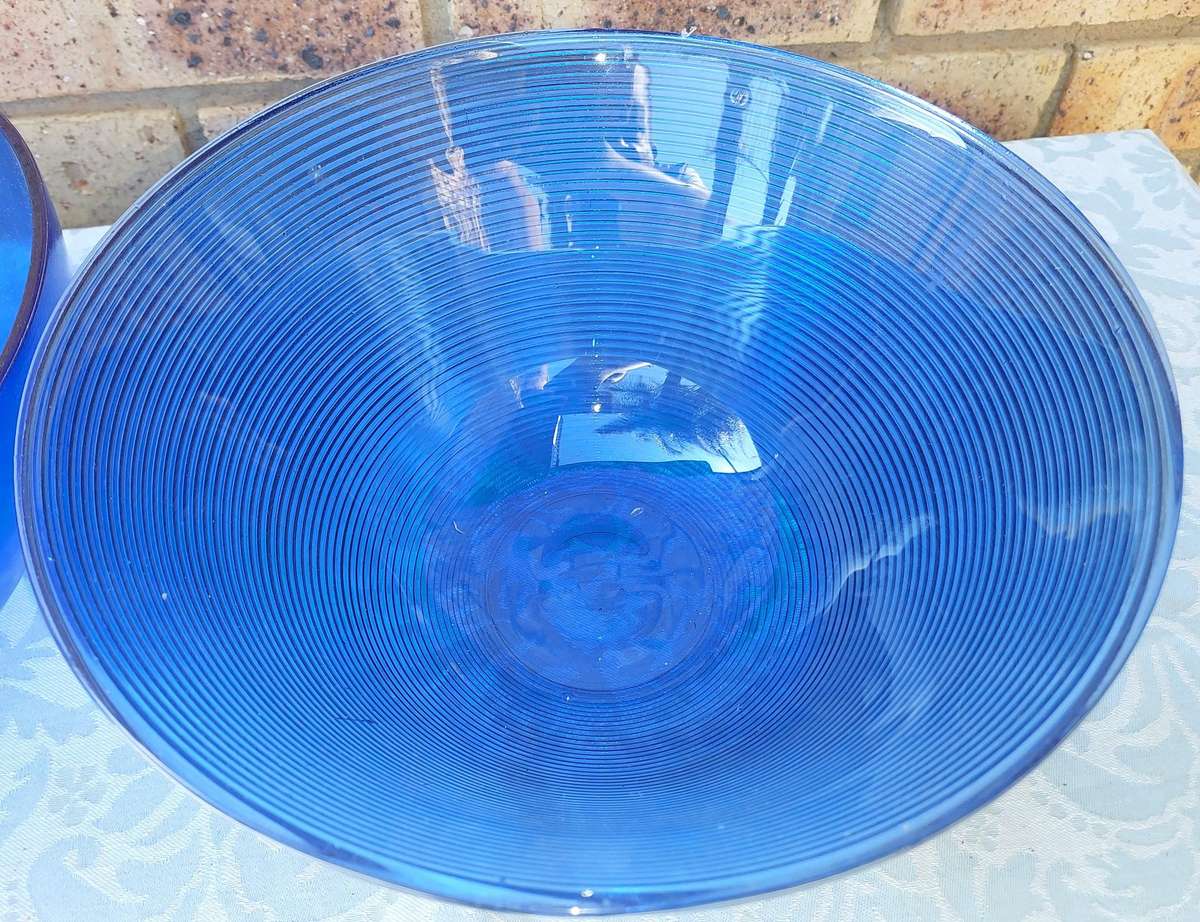 ACOLLECTION OF THREE GLASS SERVING BOWLS SOLD AS IS