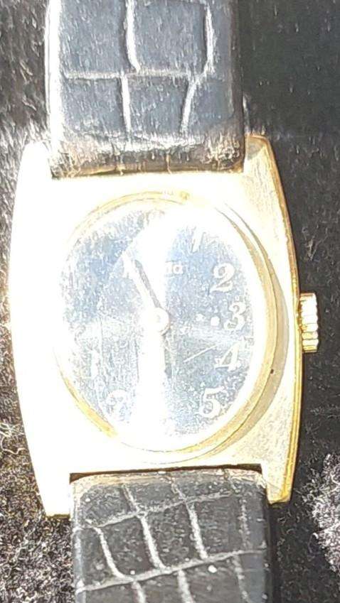 A VINTAGE NIVADO WRIST WATCH SOLD AS IS
