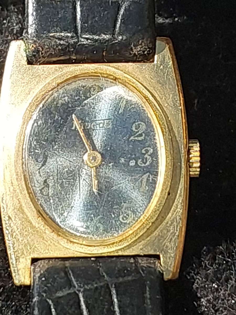 A VINTAGE NIVADO WRIST WATCH SOLD AS IS
