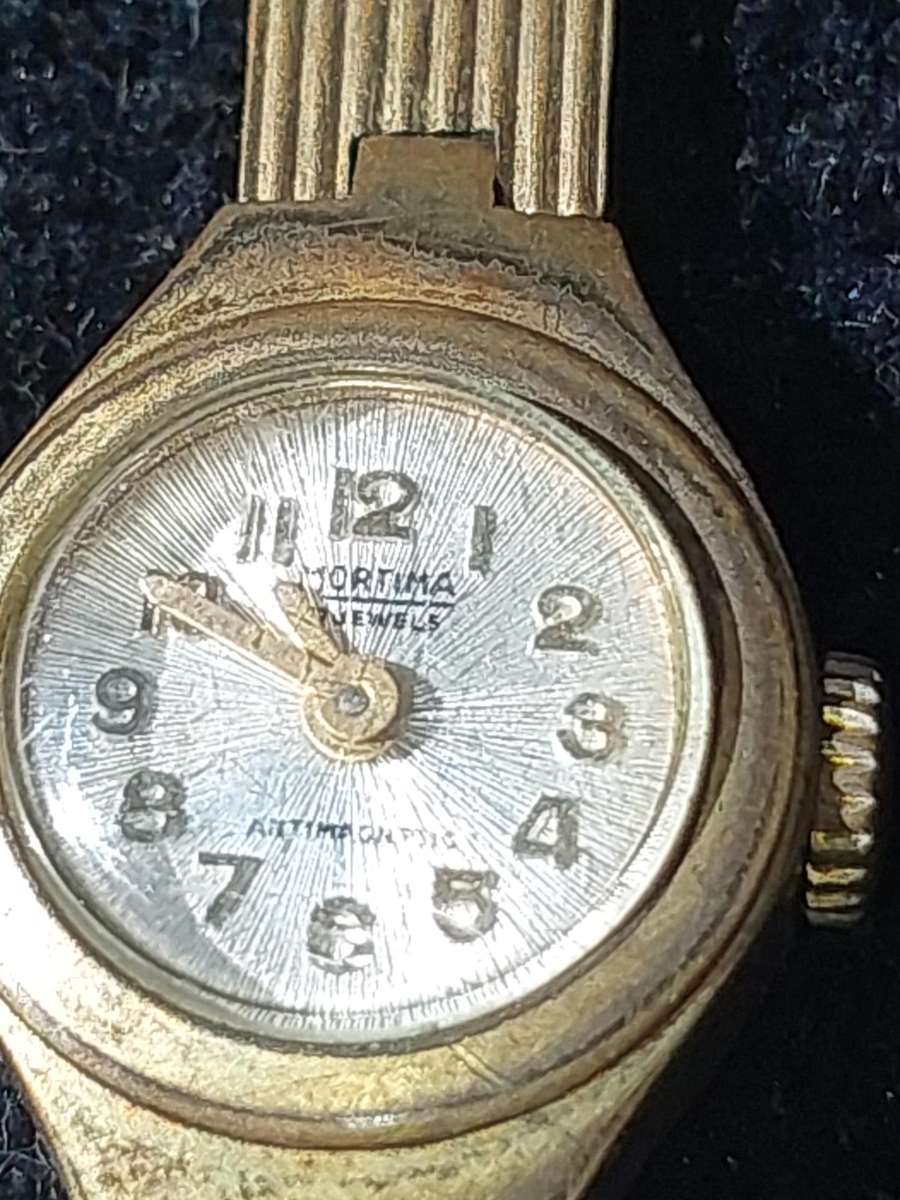 A DISCERNING LADY'S WATCH COLLECTION SOLD AS IS NOT TESTED