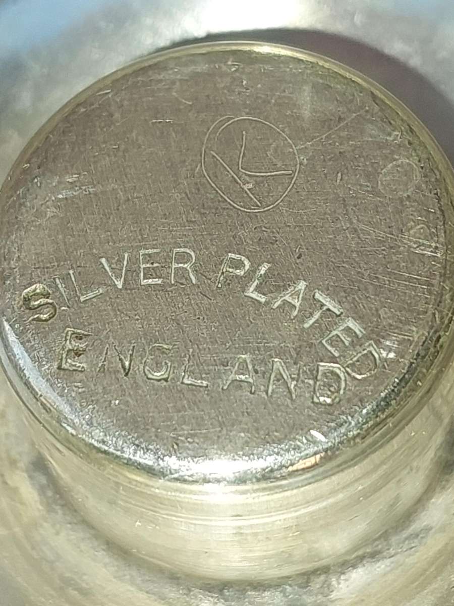 A PAIR OF SILVER PLATE ENGLAND CANDLE HOLDERS WITH ART WORK ENGRAVINGS SOLD AS IS