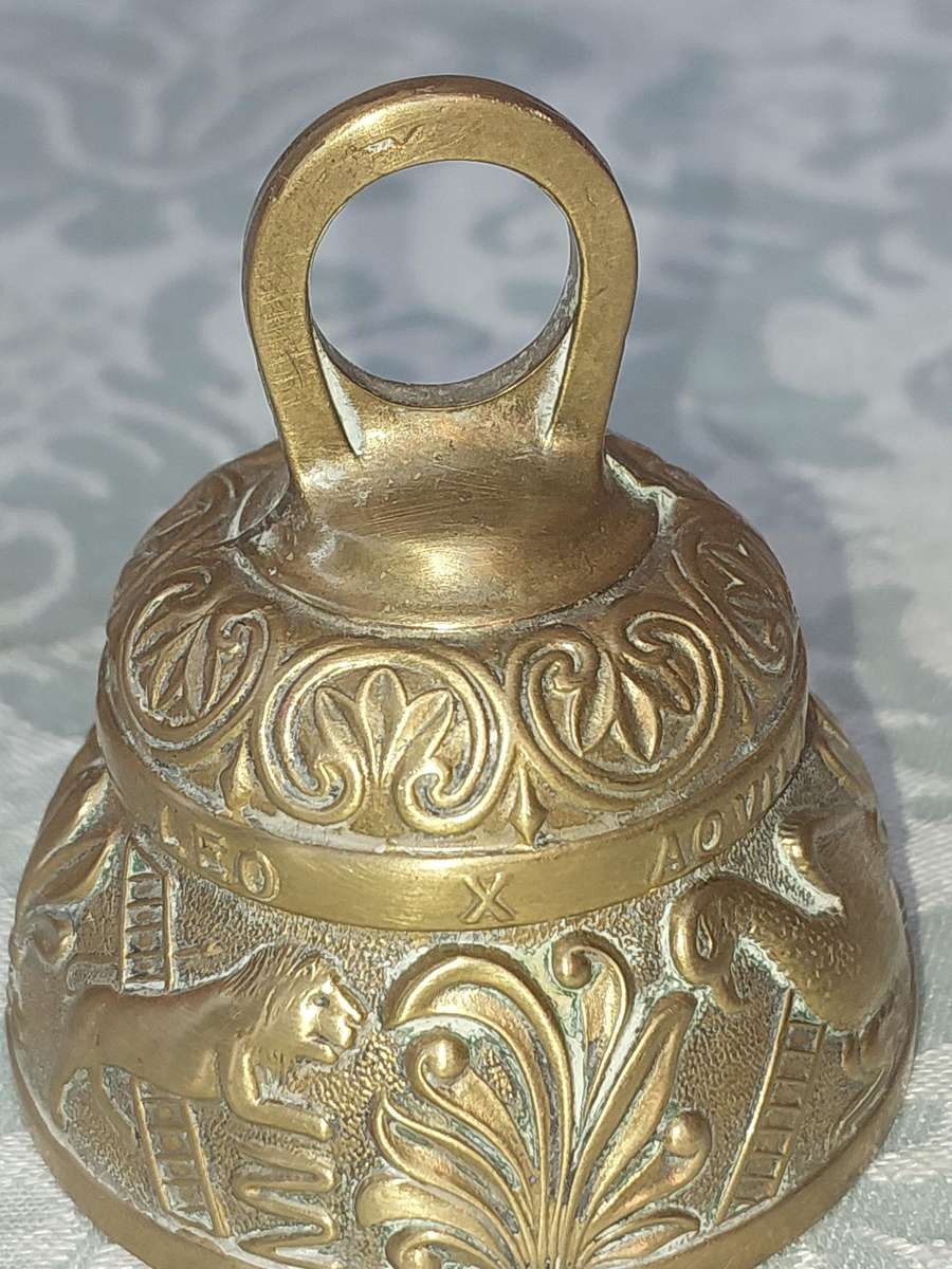 A VINTAGE BRASS VASE AND A BELL SOLD AS IS