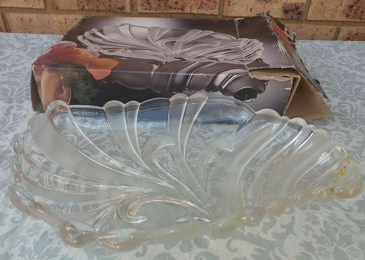 A WALTHER GLASS FRUIT BOWL SOLD AS IS