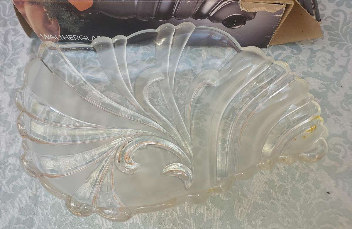 A WALTHER GLASS FRUIT BOWL SOLD AS IS