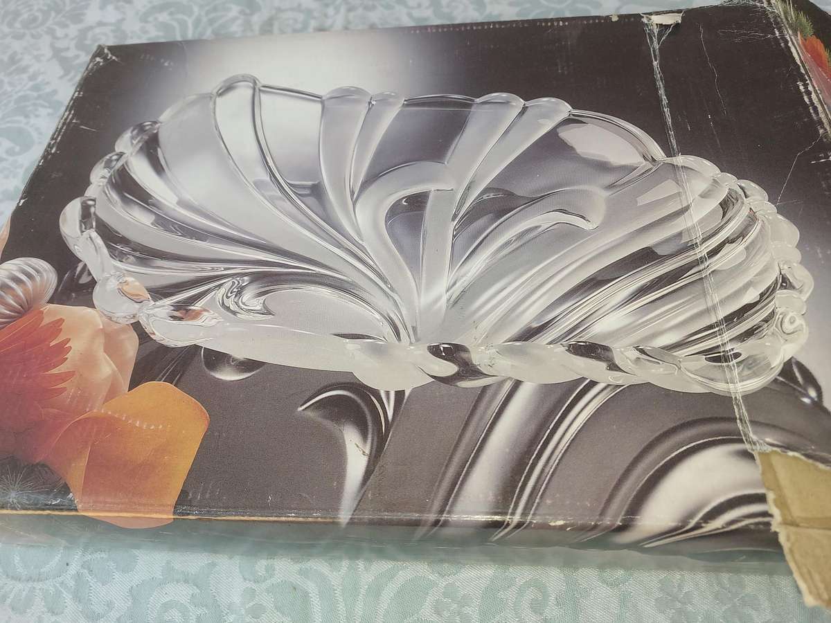 A WALTHER GLASS FRUIT BOWL SOLD AS IS