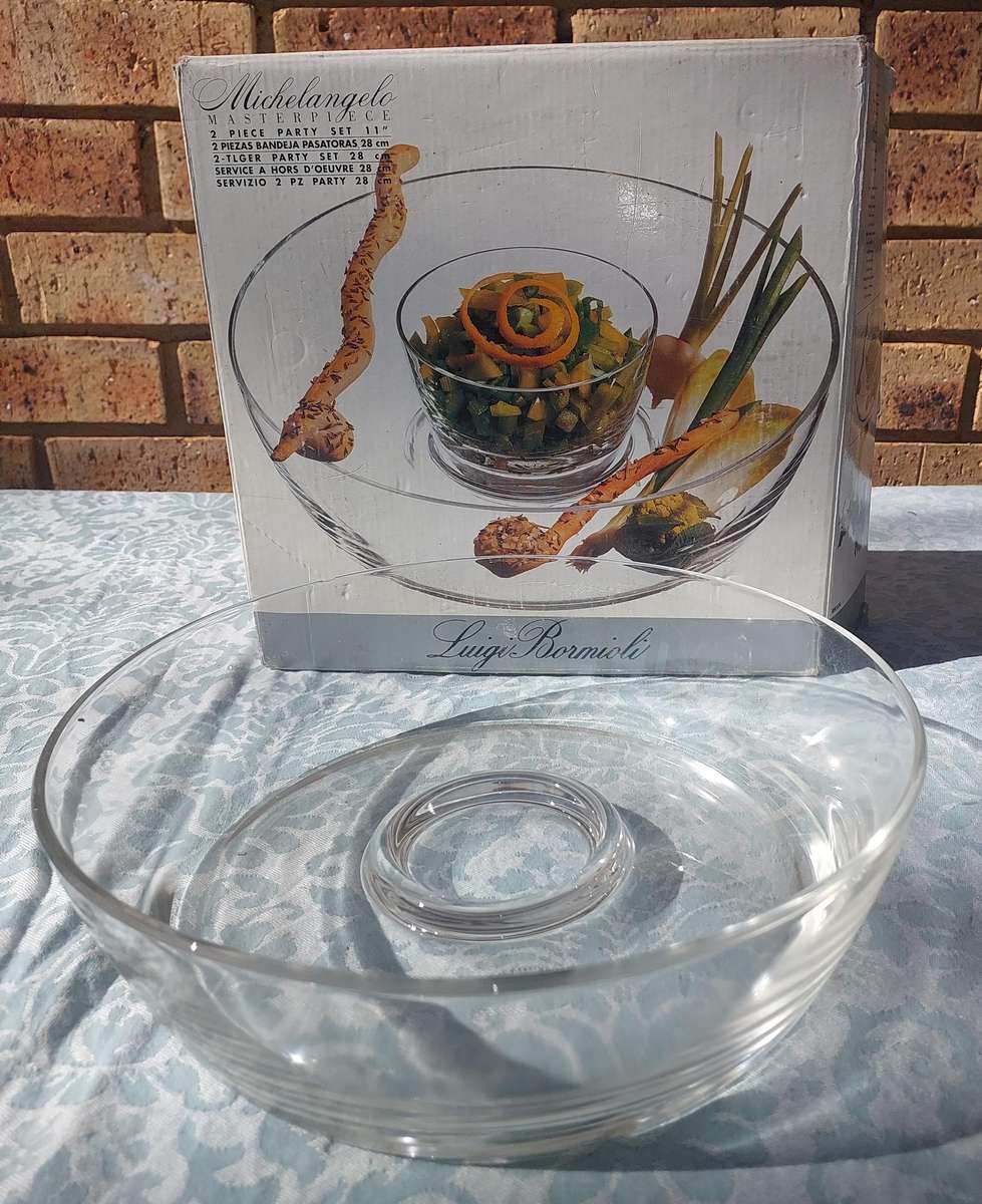 A GLASS PARTY BOWL WITHOUT THE SMALLER BOWL