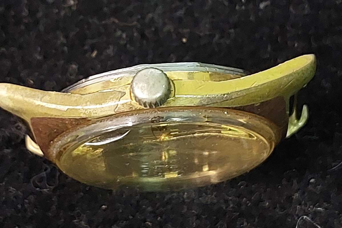 A VINTAGE RARE DAMAS AUTOMATIC 25 JEWELS SWISS CALENDAR MENS WATCH WORKING SOLD AS IS