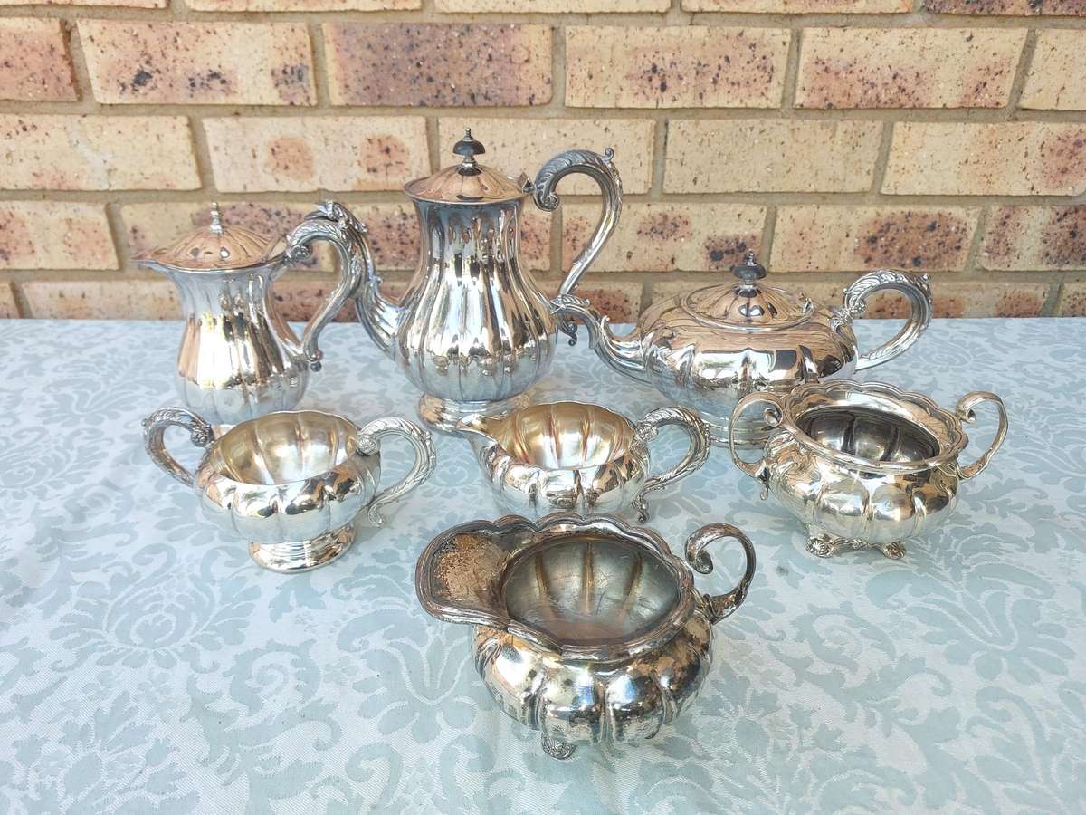 A VINTAGE MARLBORO OF ENGLAND TEAPOT SET SOLD AS IS