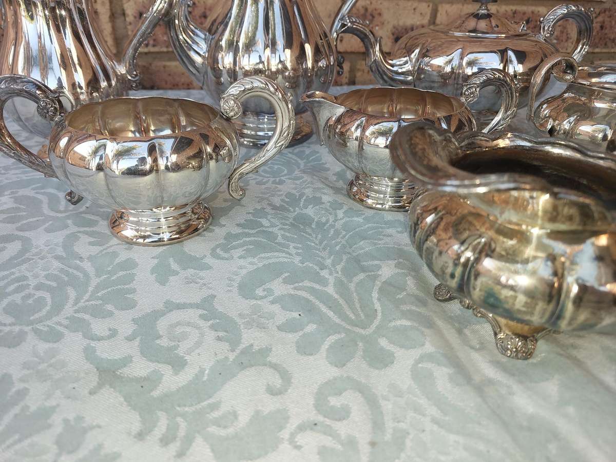 A VINTAGE MARLBORO OF ENGLAND TEAPOT SET SOLD AS IS