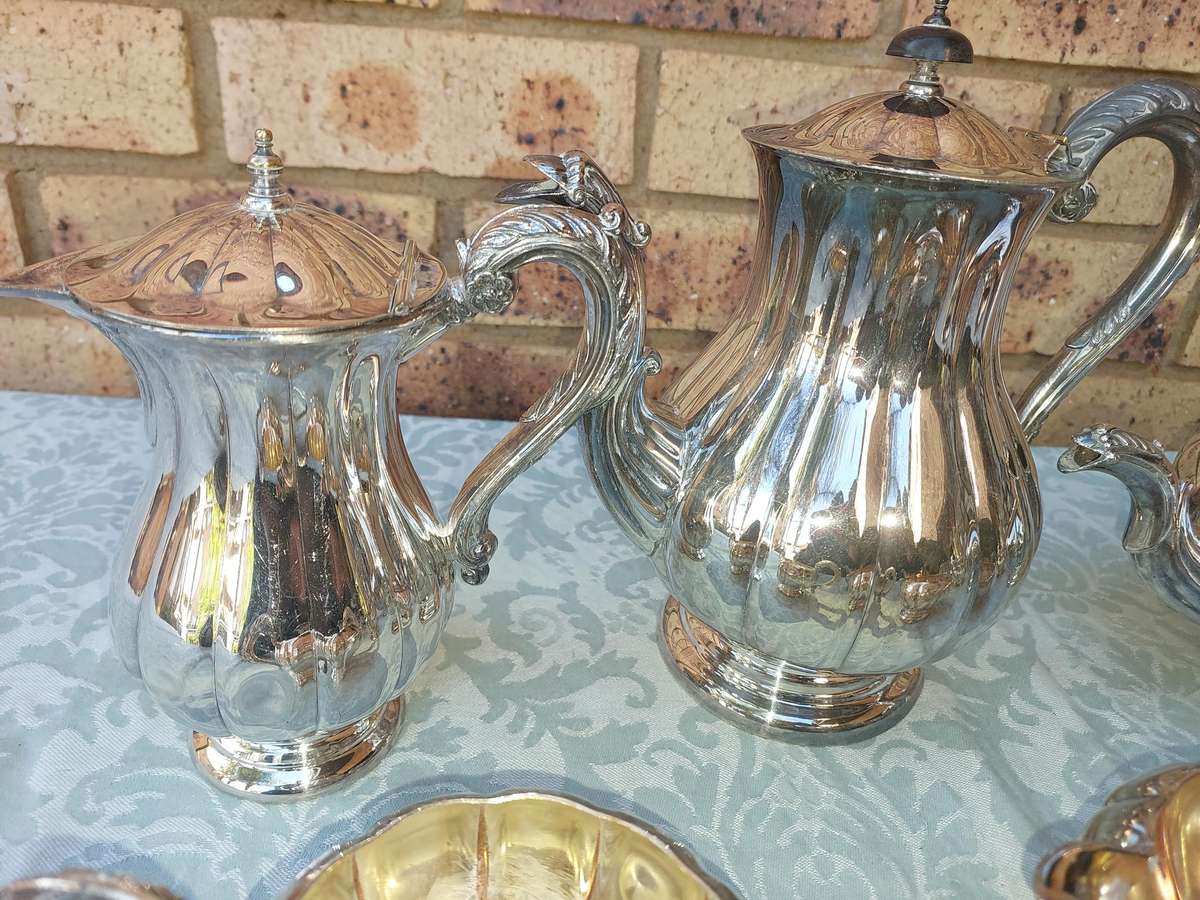 A VINTAGE MARLBORO OF ENGLAND TEAPOT SET SOLD AS IS