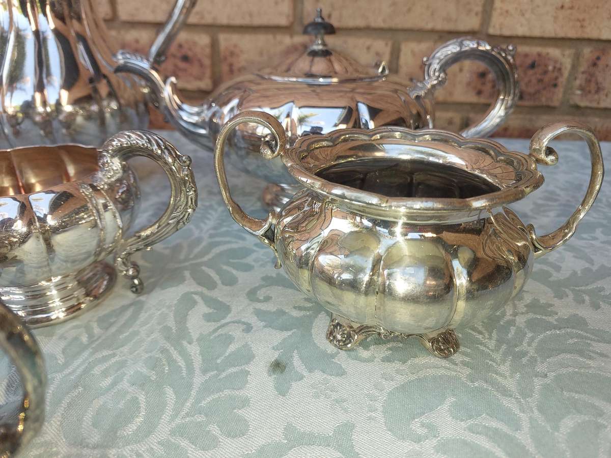 A VINTAGE MARLBORO OF ENGLAND TEAPOT SET SOLD AS IS