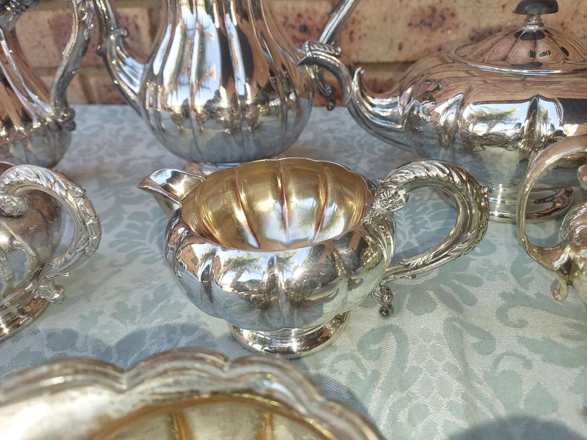 A VINTAGE MARLBORO OF ENGLAND TEAPOT SET SOLD AS IS